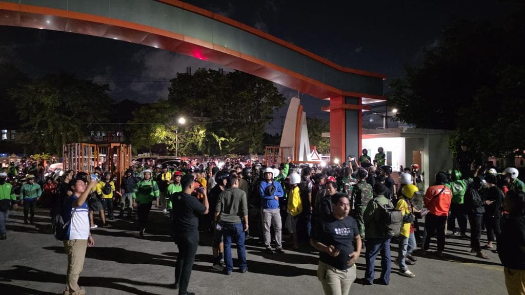 Dari Unjuk Rasa ke Ricuh Massal: Analisis Dampak Bentrokan UNM yang Mengubah Wajah Jalanan Makassar