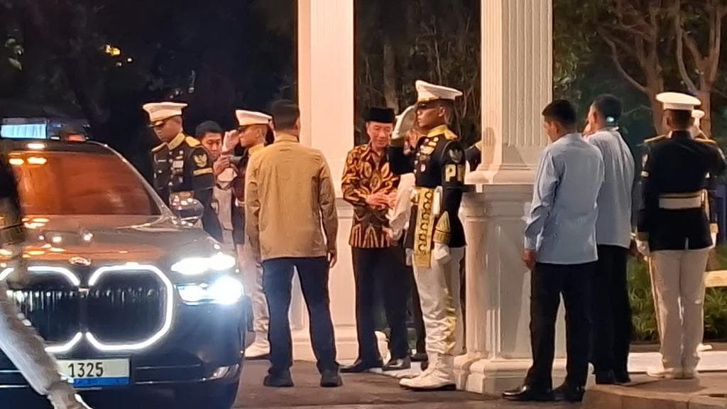 Pulang Bersama Ayah: Simbolisme Politik di Balik Mobil Jokowi dan Gibran Usai Pertemuan Istana