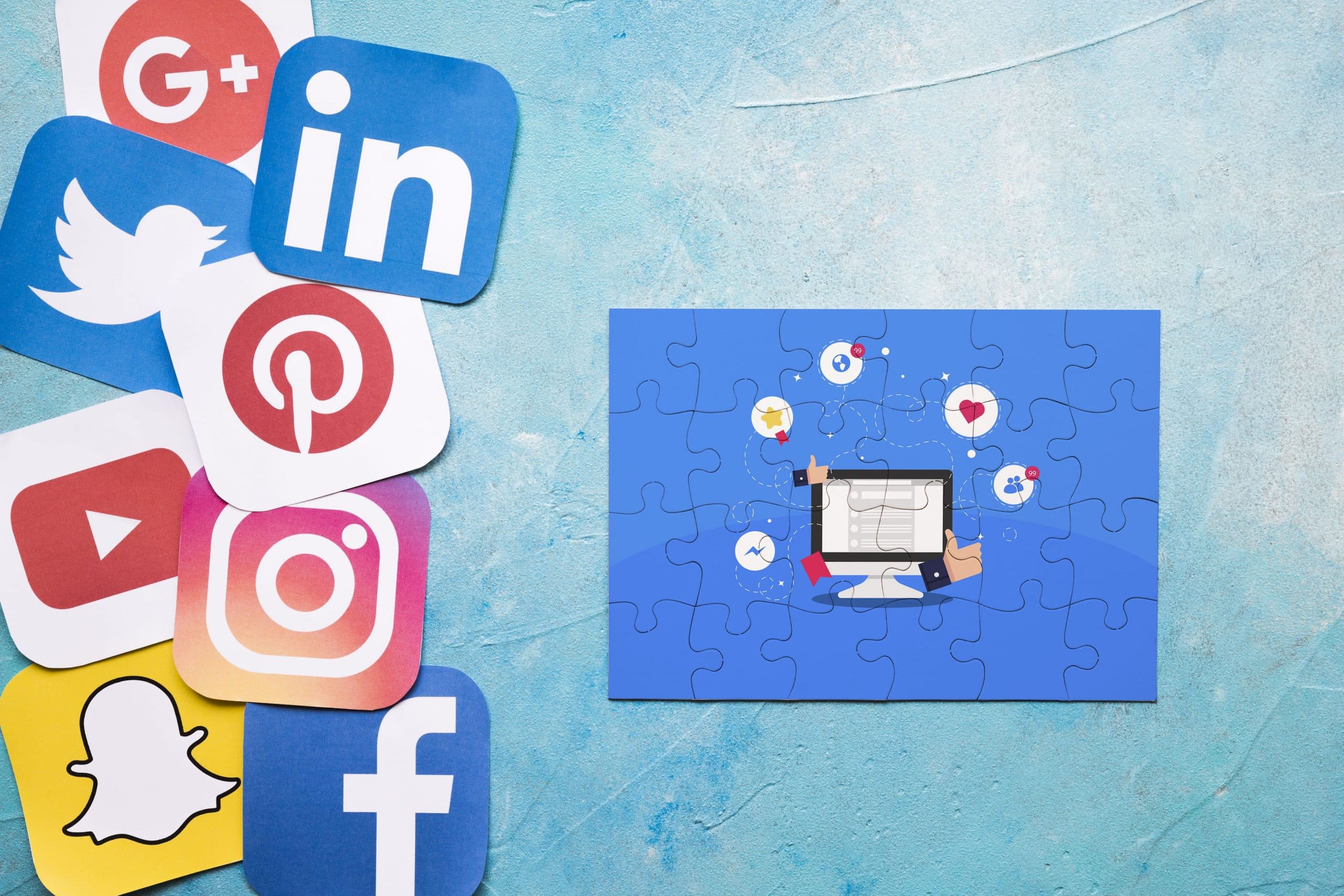 Di Balik Layar: Bagaimana Media Sosial Membentuk Pikiran Kita Tanpa Kita Sadari