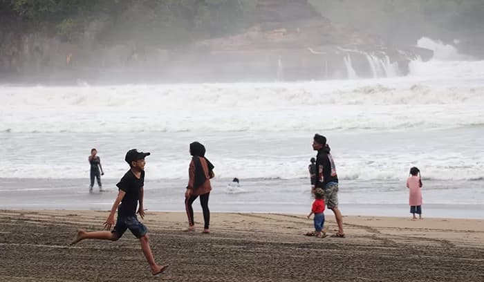 Gelombang Tinggi dan Ancaman Nyata: Bagaimana Masyarakat Pesisir Harus Menyikapi Perubahan Pola Cuaca Laut