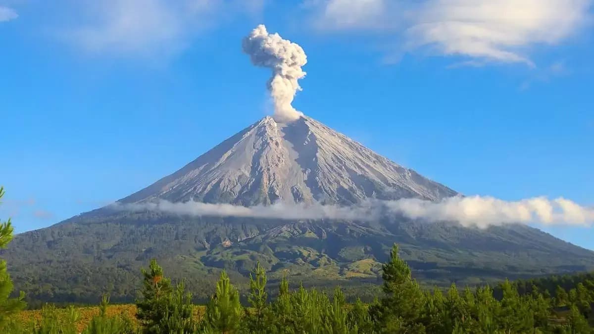 Ketika Semeru Berbicara: Membaca Tanda dan Menyelamatkan Nyawa di Tengah Erupsi