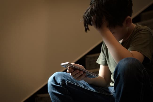 Generasi Z di Bawah Bayang-Bayang Likes: Mengurai Beban Psikologis Media Sosial
