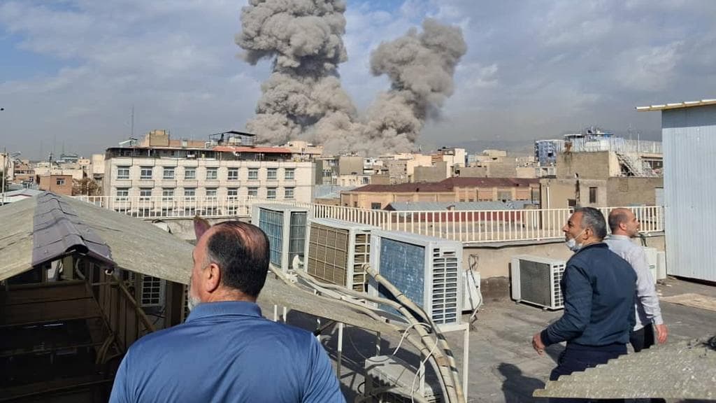 Misteri Waktu Serangan ke Iran: Diplomasi atau Sandiwara Militer?