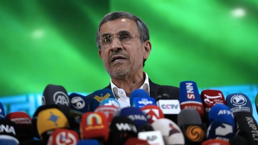 Ketika Kabar Kematian Ahmadinejad Mengguncang Timur Tengah: Analisis Dampak dan Masa Depan Iran