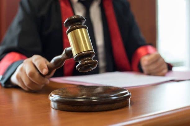 Ketika Aturan Bukan Sekadar Tulisan: Bagaimana Hukum Membentuk Realitas Sosial Kita