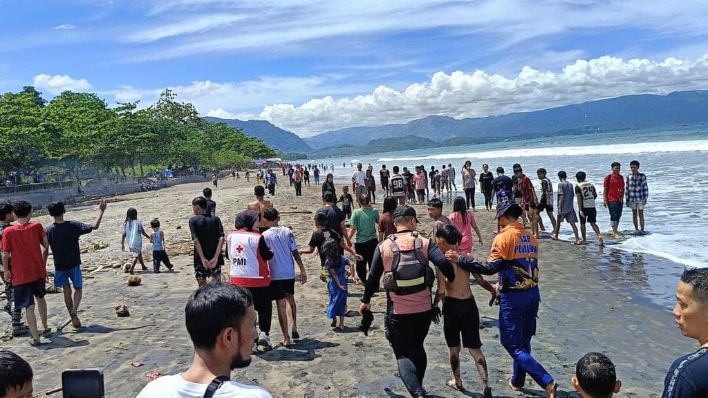 Di Balik Aksi Penyelamatan di Pantai Istiqomah: Saat Liburan Berubah Jadi Momen Genting
