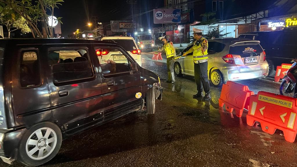 Malam di Jalan Raya: Kisah Perjalanan Arus Balik yang Tak Pernah Sepi di Jalur Pringsewu